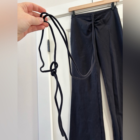 Alo Yoga Airbrush High Waist Cinch Flare Legging in Black - Picture 5 of 10